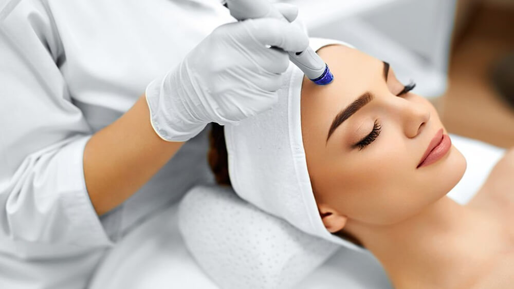 Facial hydro microdermabrasion peeling treatment