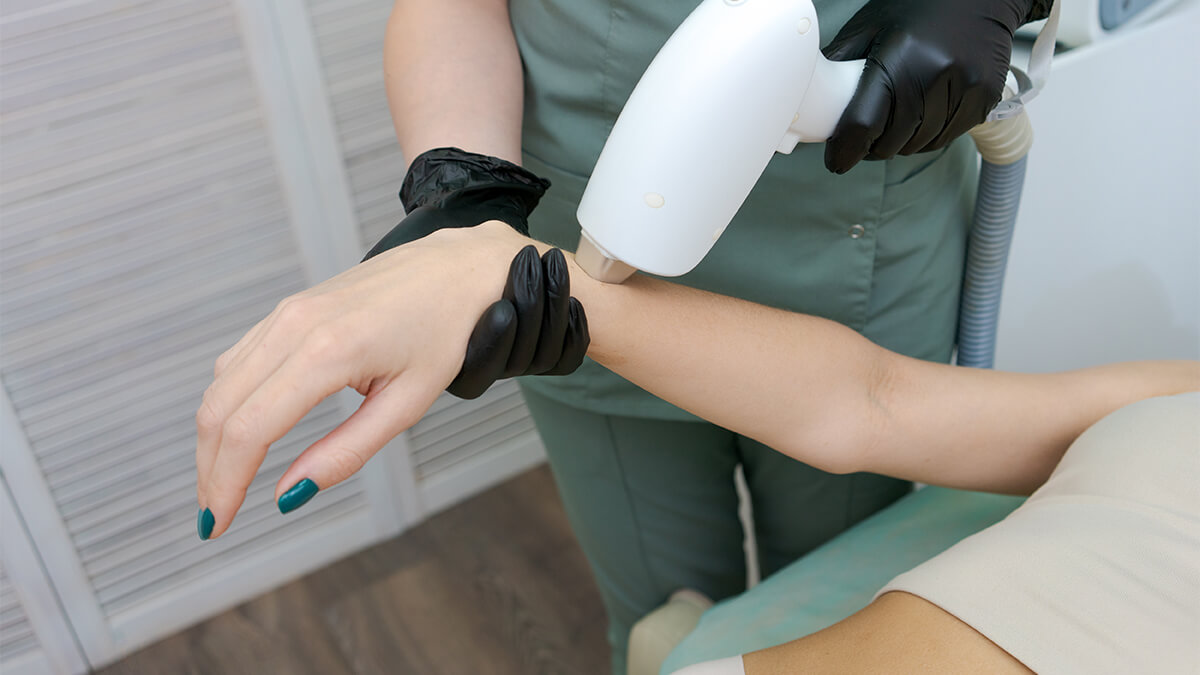 Laser hair removal getting done by an expert in a beauty salon