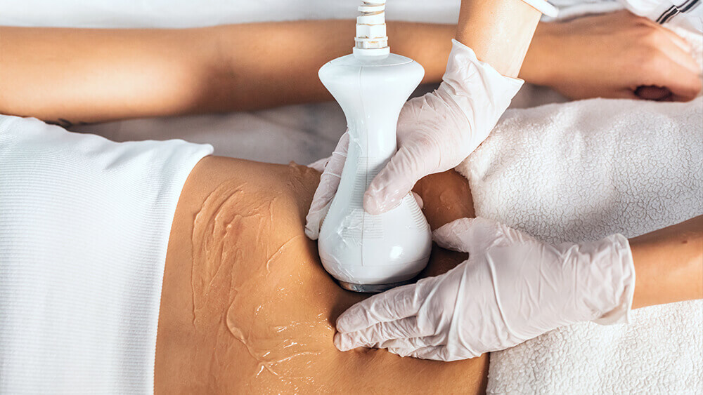 Cosmetologist doing body sculpting procedure using ultrasonic